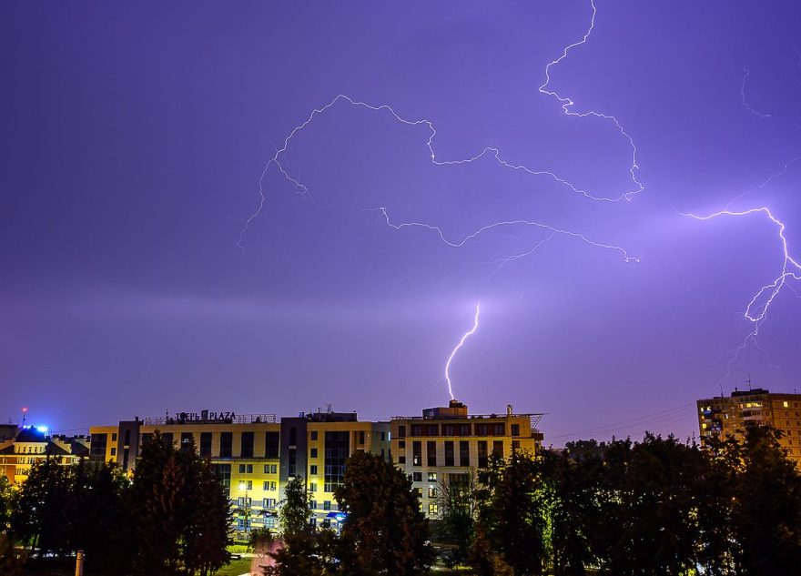 предупреждает