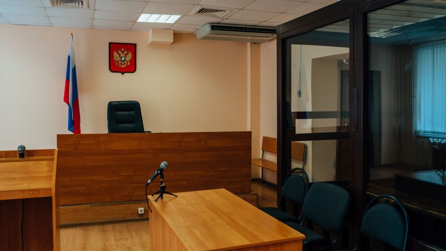 суде