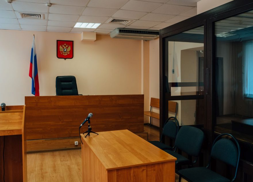 суде