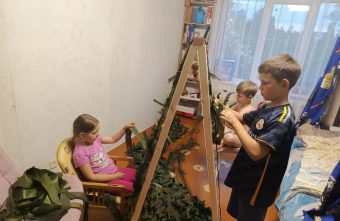 Жительница Тверской области плетет маскировочные сети дома вместе с детьми сети