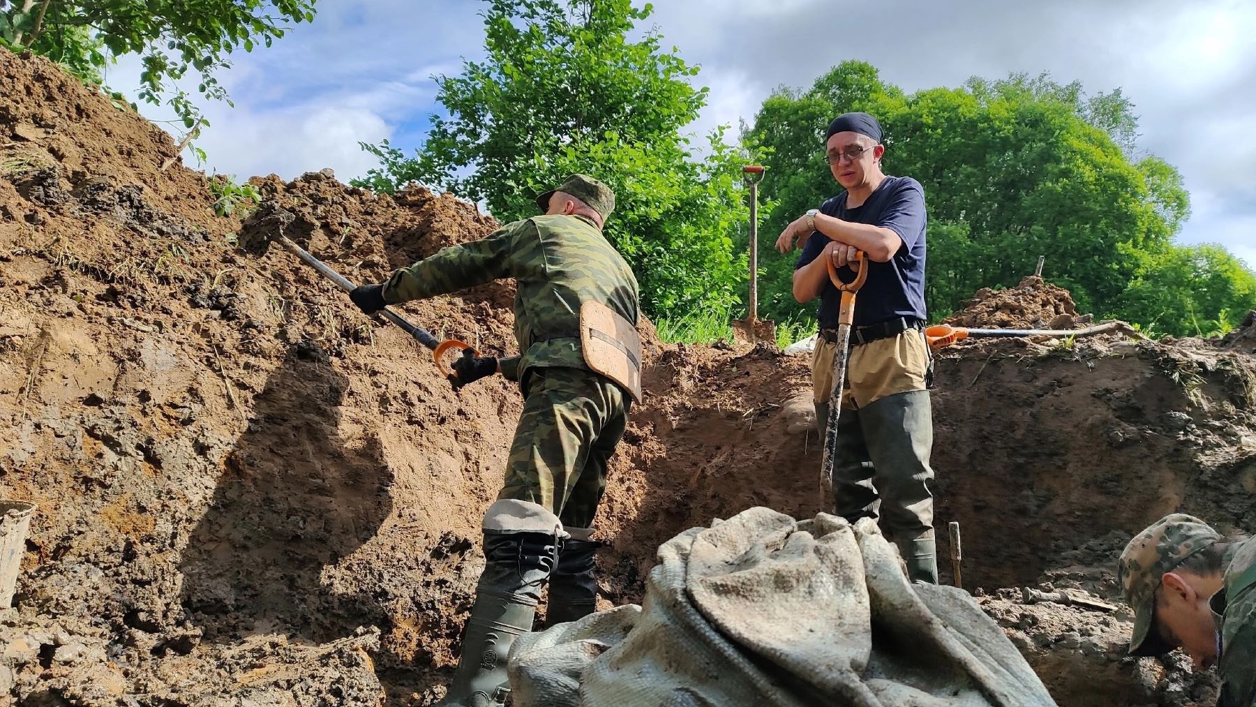 В Тверской области поисковики подняли останки 61 красноармейца