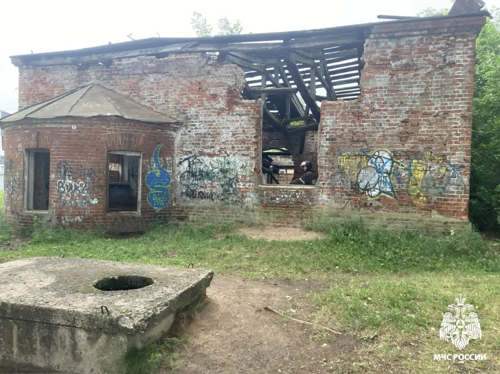 В Тверской области люди упали в заброшенный коллектор