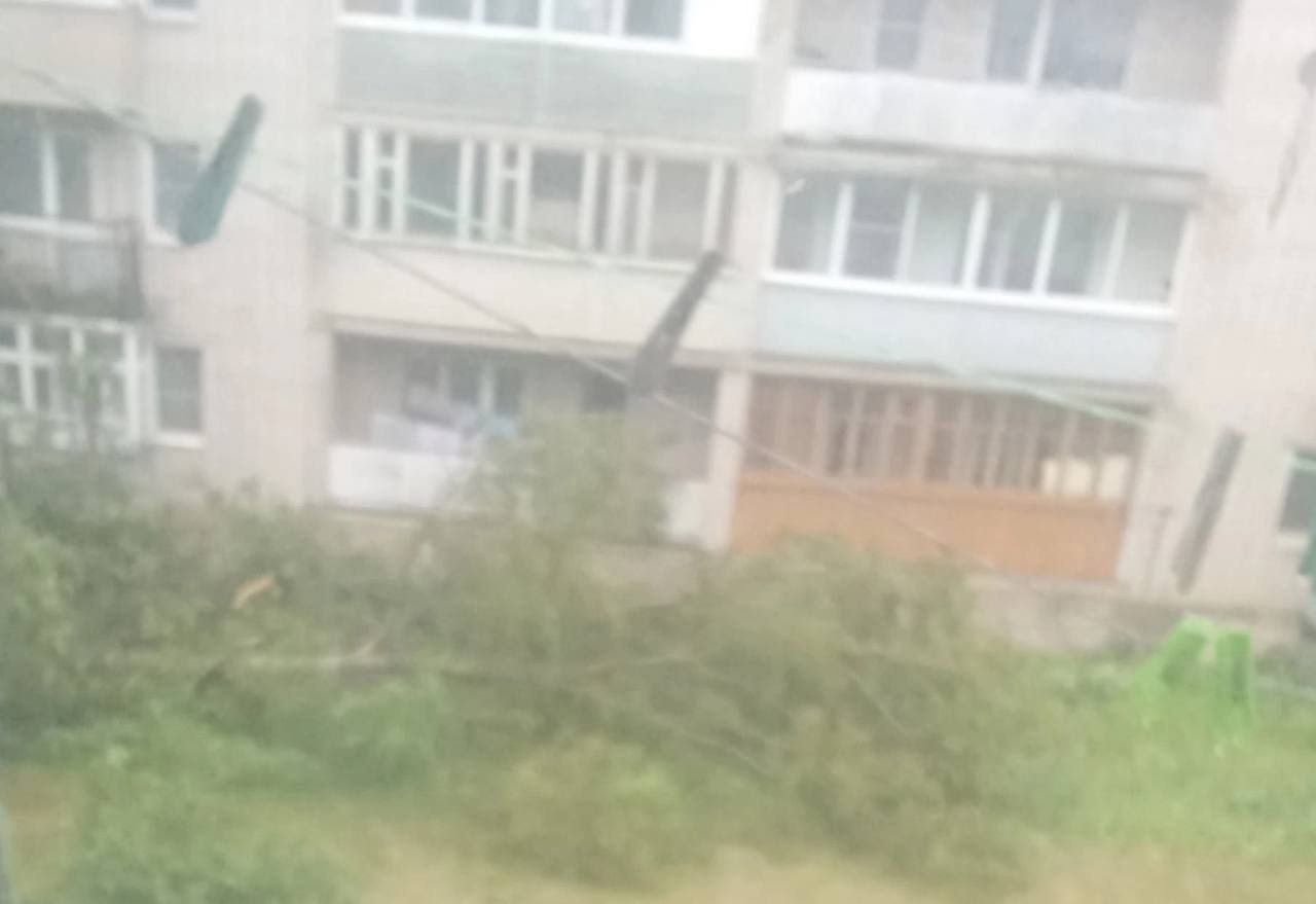 Ураганом унесло крышу на молокозаводе в Тверской области