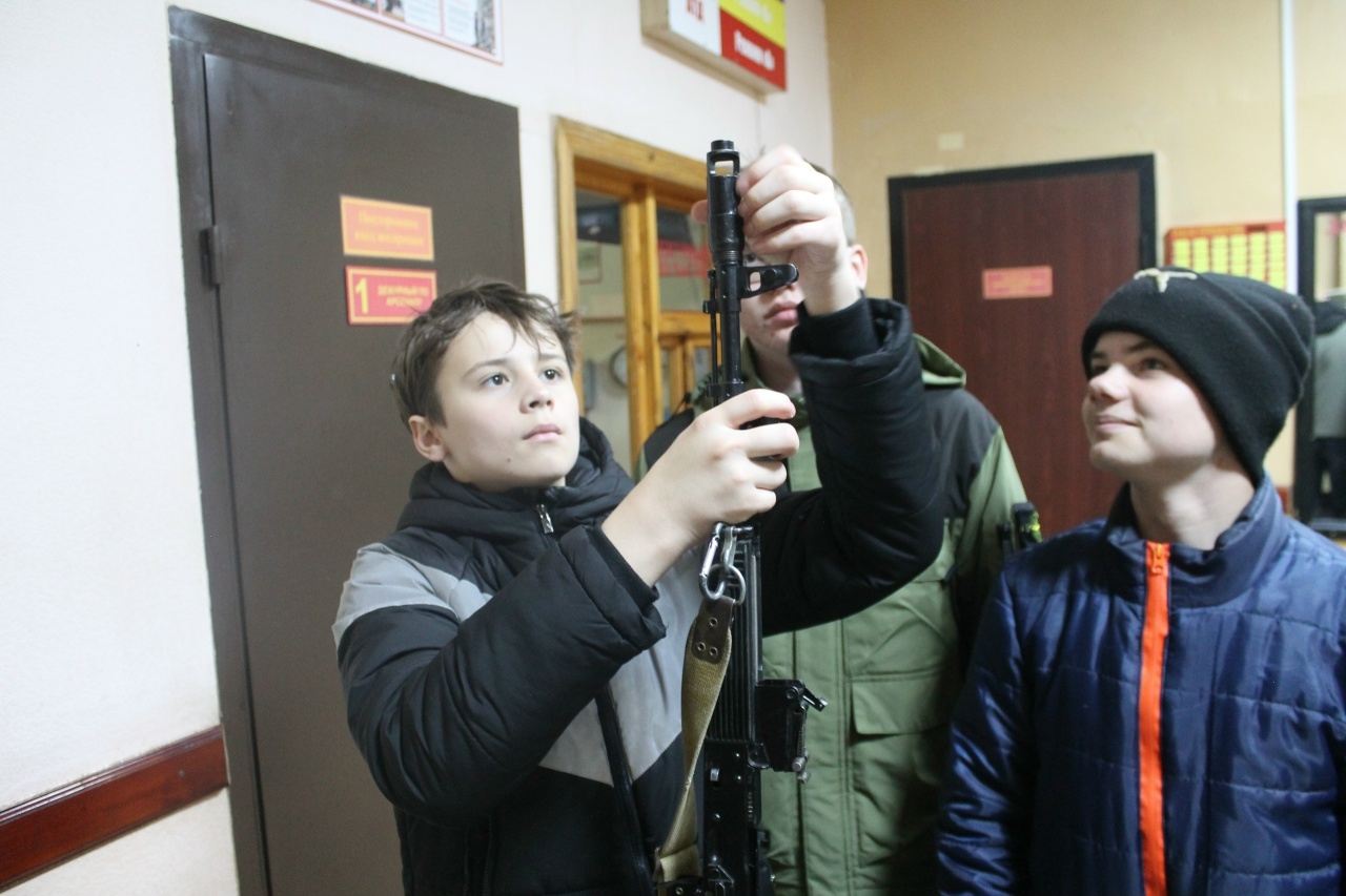 Школьники Бологовского округа прошли учебные военные сборы на базе местных силовых структур и воинских частей