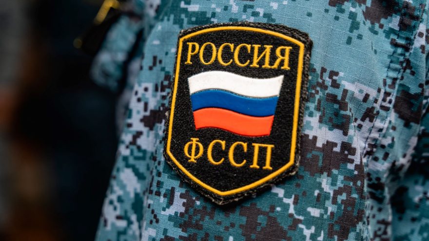 должника