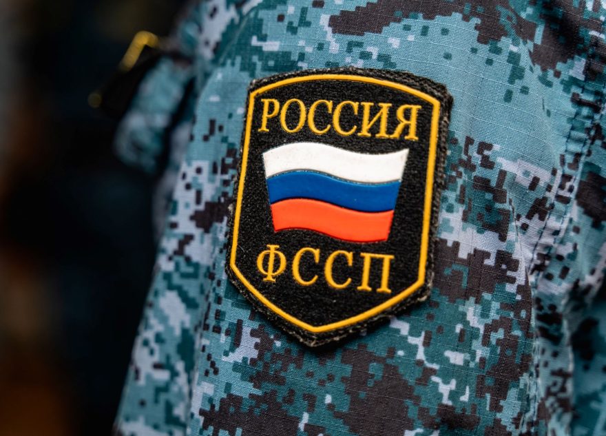должника