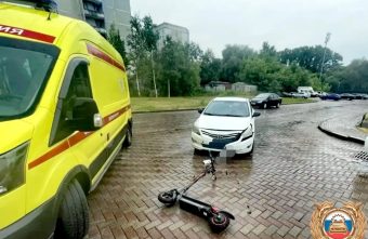 В Твери 10-летний мальчик на электросамокате врезался в автомобиль мальчик