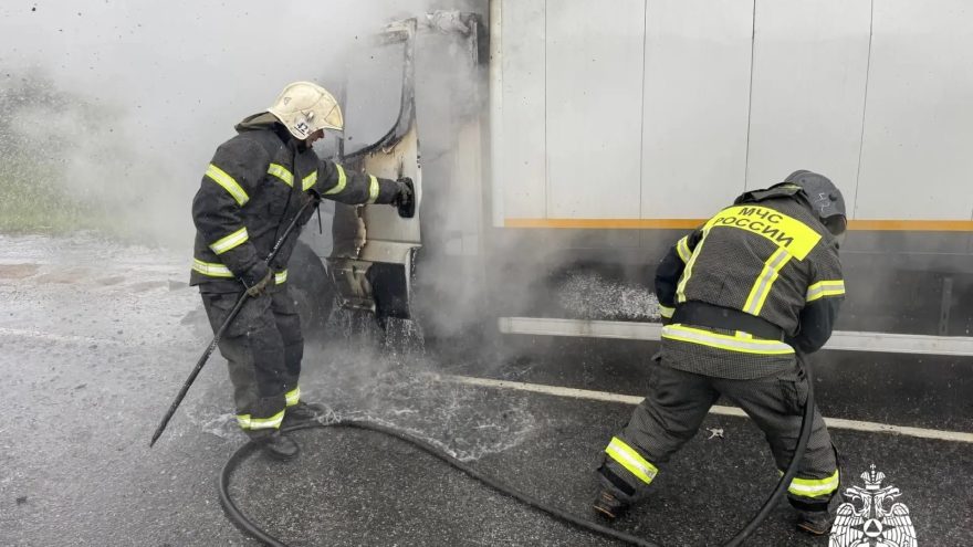 На трассе в Тверской области загорелся грузовик