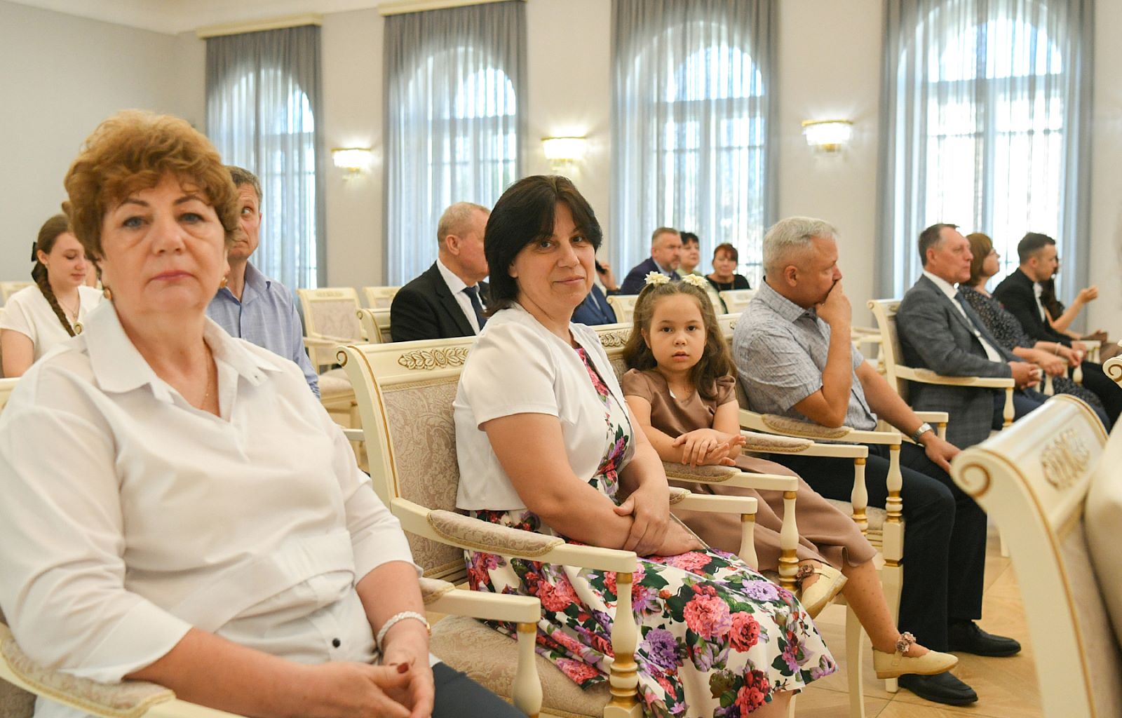 Герои Верхневолжья, многодетные родители, лидеры отраслей: Виталий Королев накануне Дня России наградил жителей Тверской области