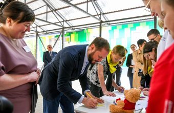 Сказка должна быть безопасной: в первый день каникул Виталий Королев побывал в летнем лагере под Максатихой сказка
