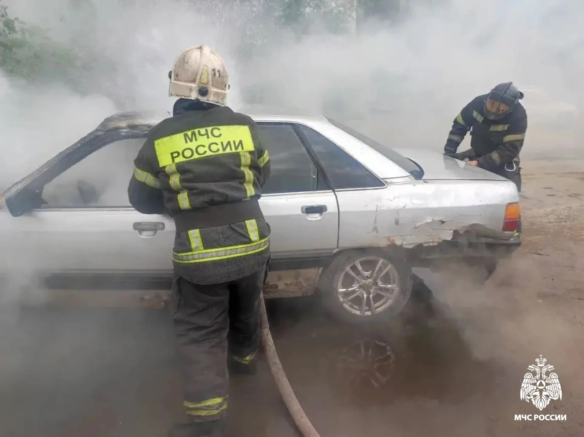 1 июня пожарные тушили автомобиль в Тверской области