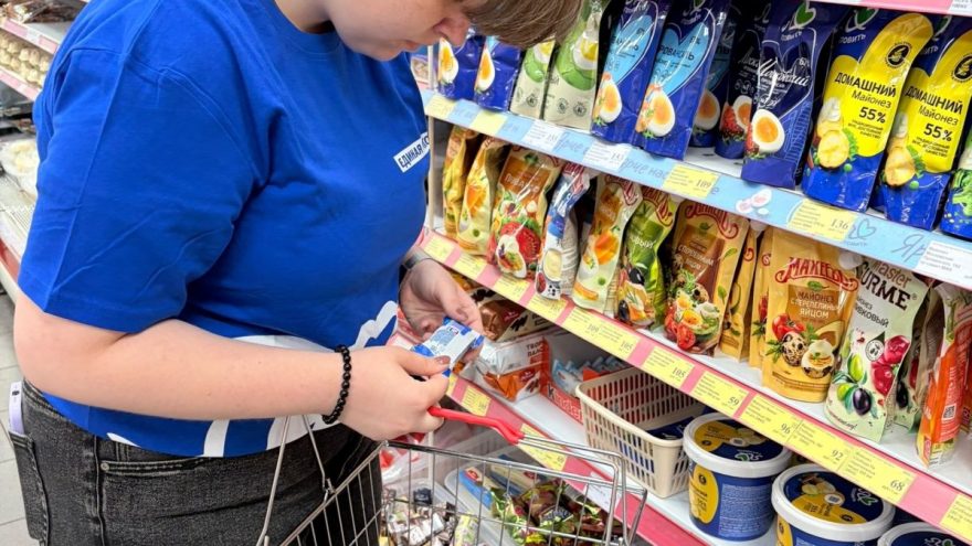 Активисты Волонтёрского центра проверили качество продуктов в магазинах Твери