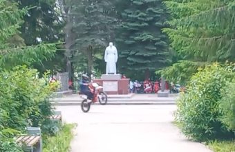 В Тверской области питайкеры катались по территории братской могилы питбайкеры