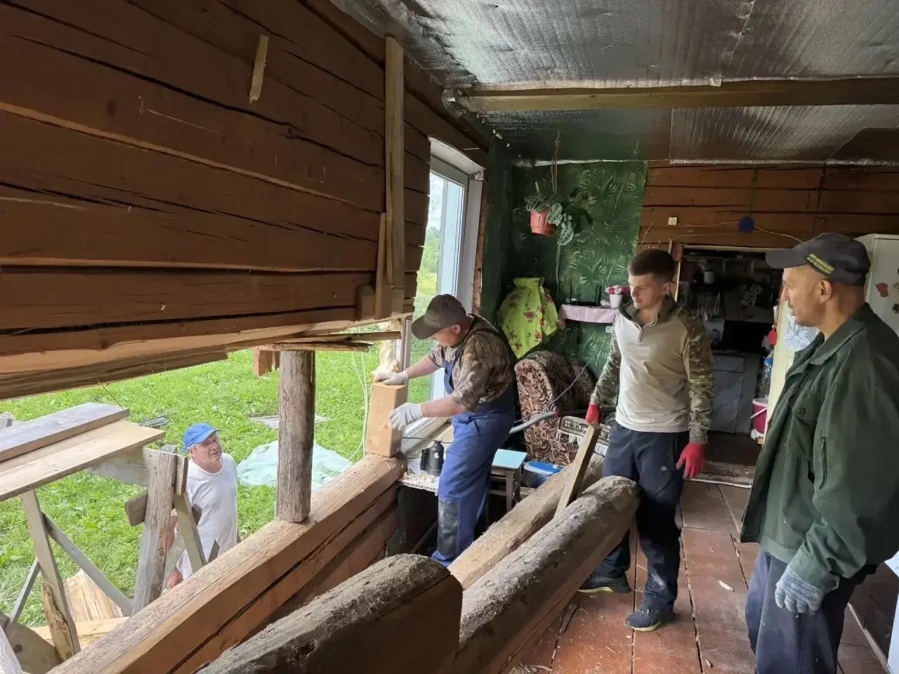 В Тверской области продолжаются восстановительные работы после атаки БПЛА