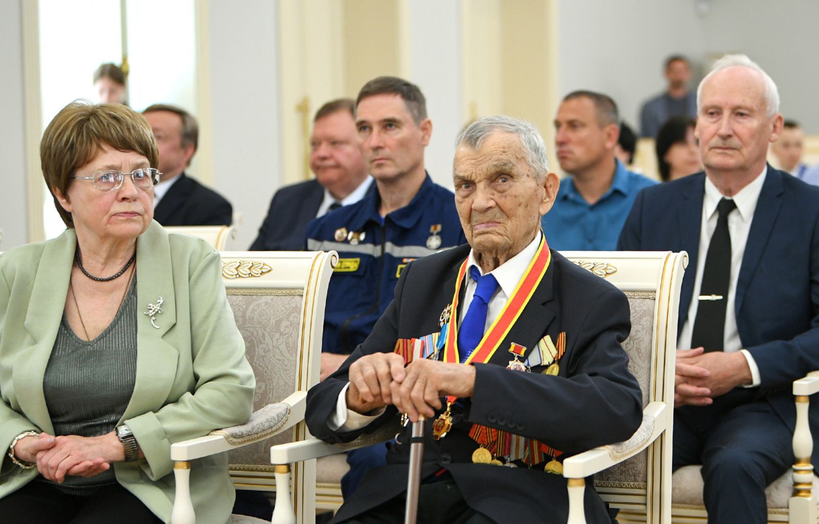 Герои Верхневолжья, многодетные родители, лидеры отраслей: Виталий Королев накануне Дня России наградил жителей Тверской области