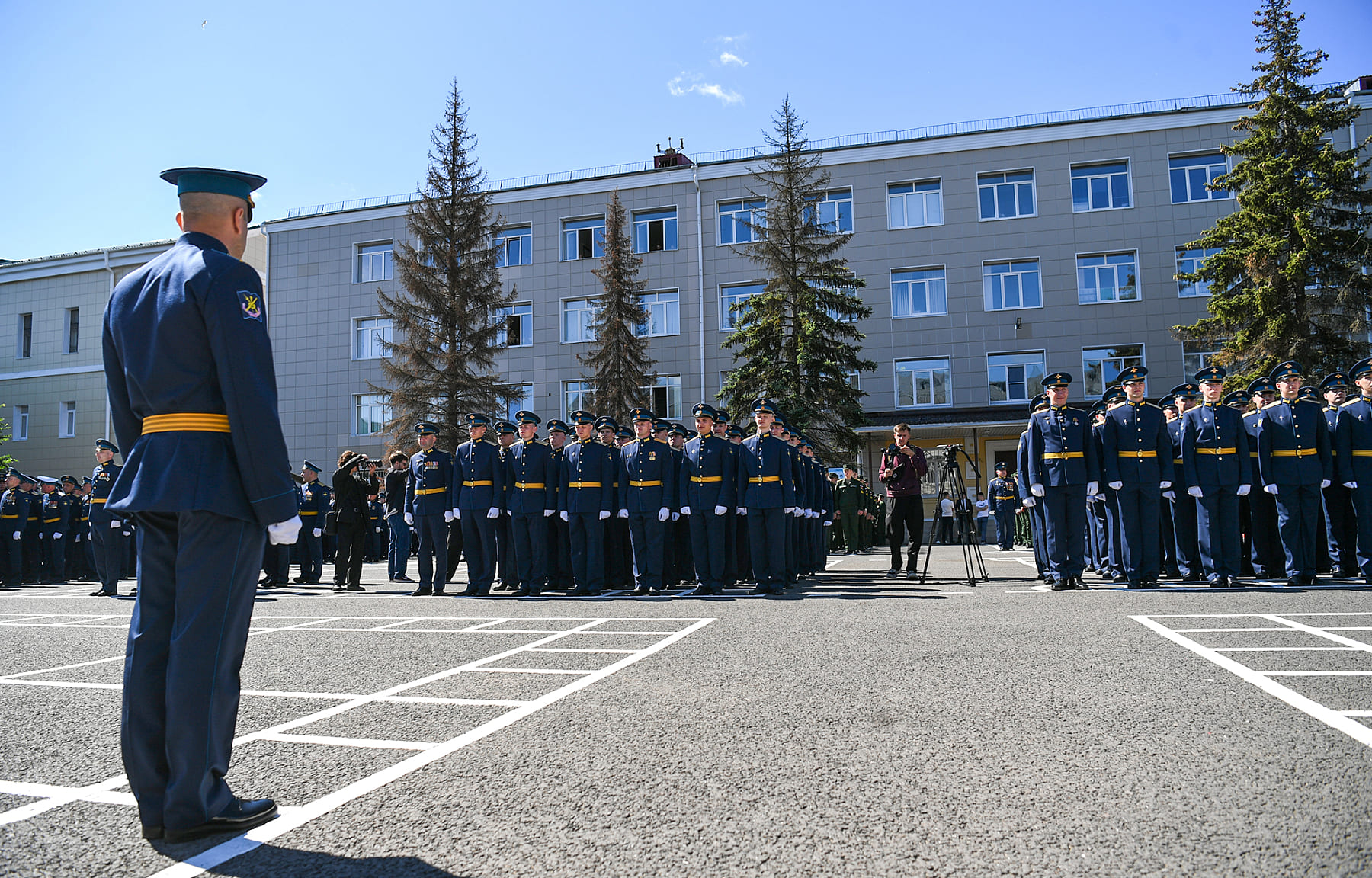 Виталий Королев вручил дипломы выпускникам академии ВКО