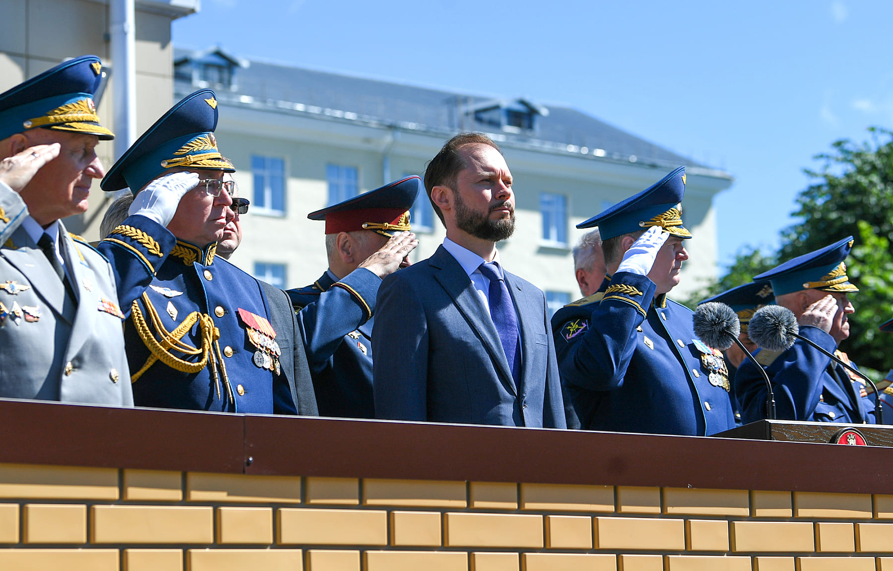 Виталий Королев вручил дипломы выпускникам академии ВКО