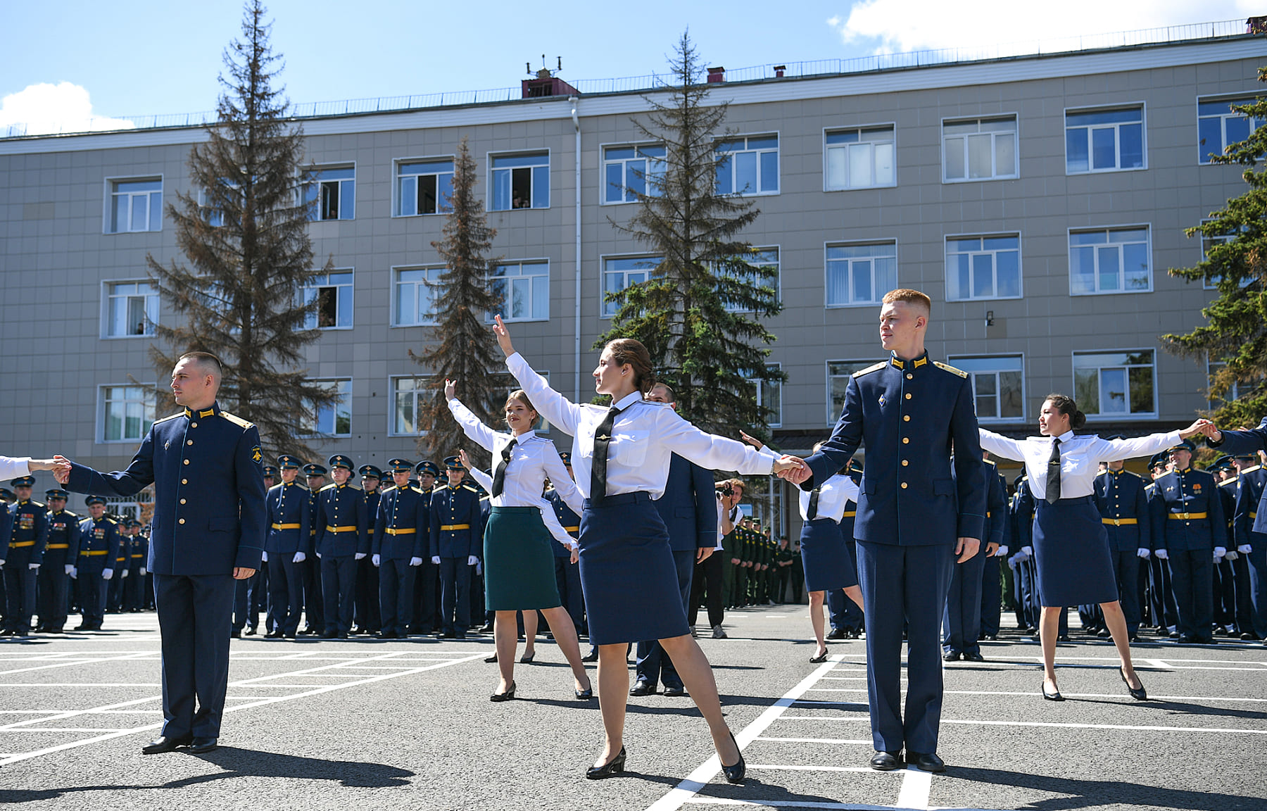 Виталий Королев вручил дипломы выпускникам академии ВКО
