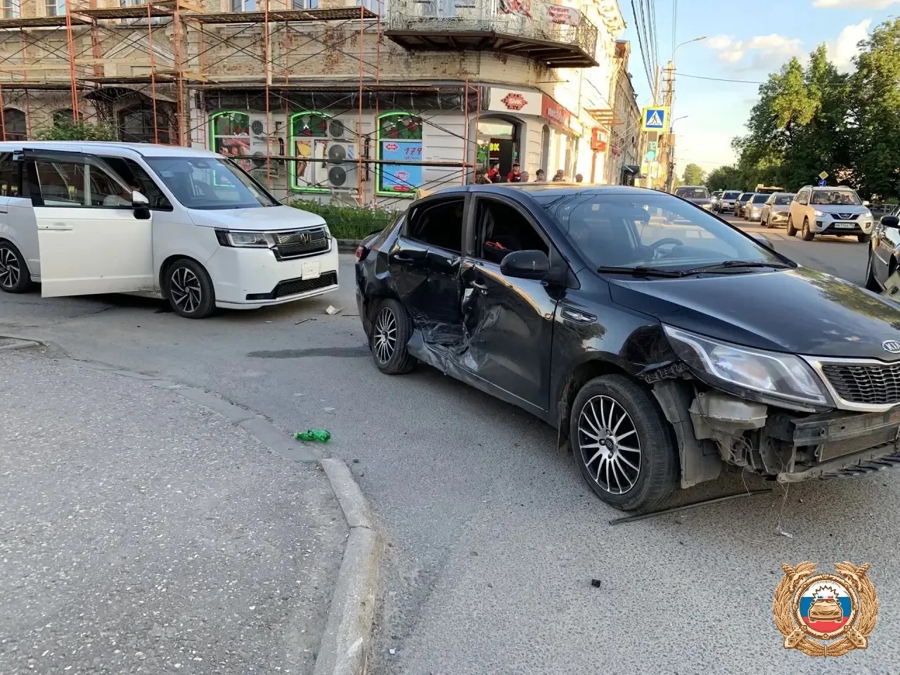 столкнулись