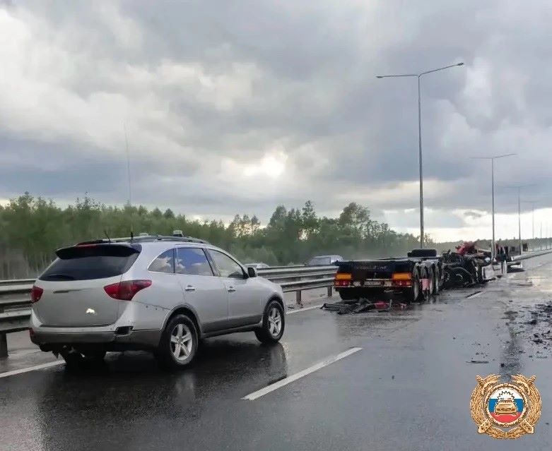 На трассе под Тверью столкнулись автокран, большегруз и легковушка