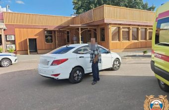 Таксист наехал на девочку на парковке в Твери наехал