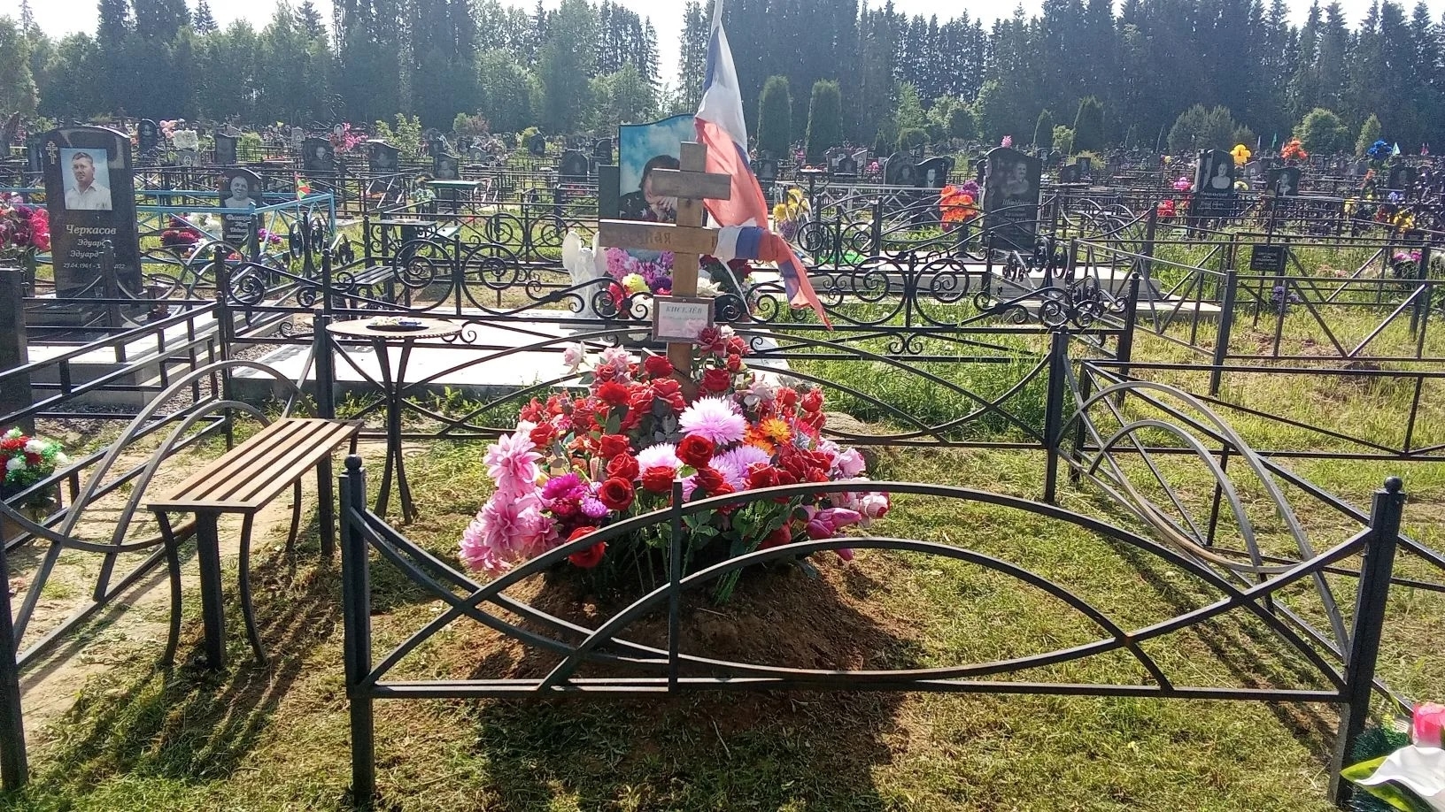 В Тверской области молодежь привела в порядок могилу участника СВО