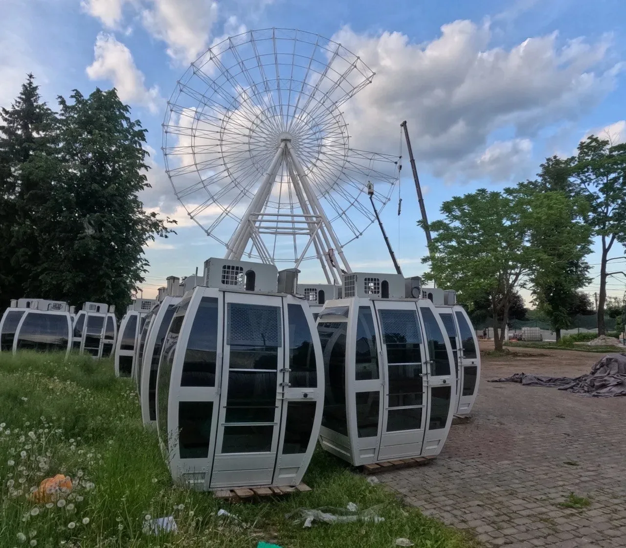В Твери продолжается установка колеса обозрения