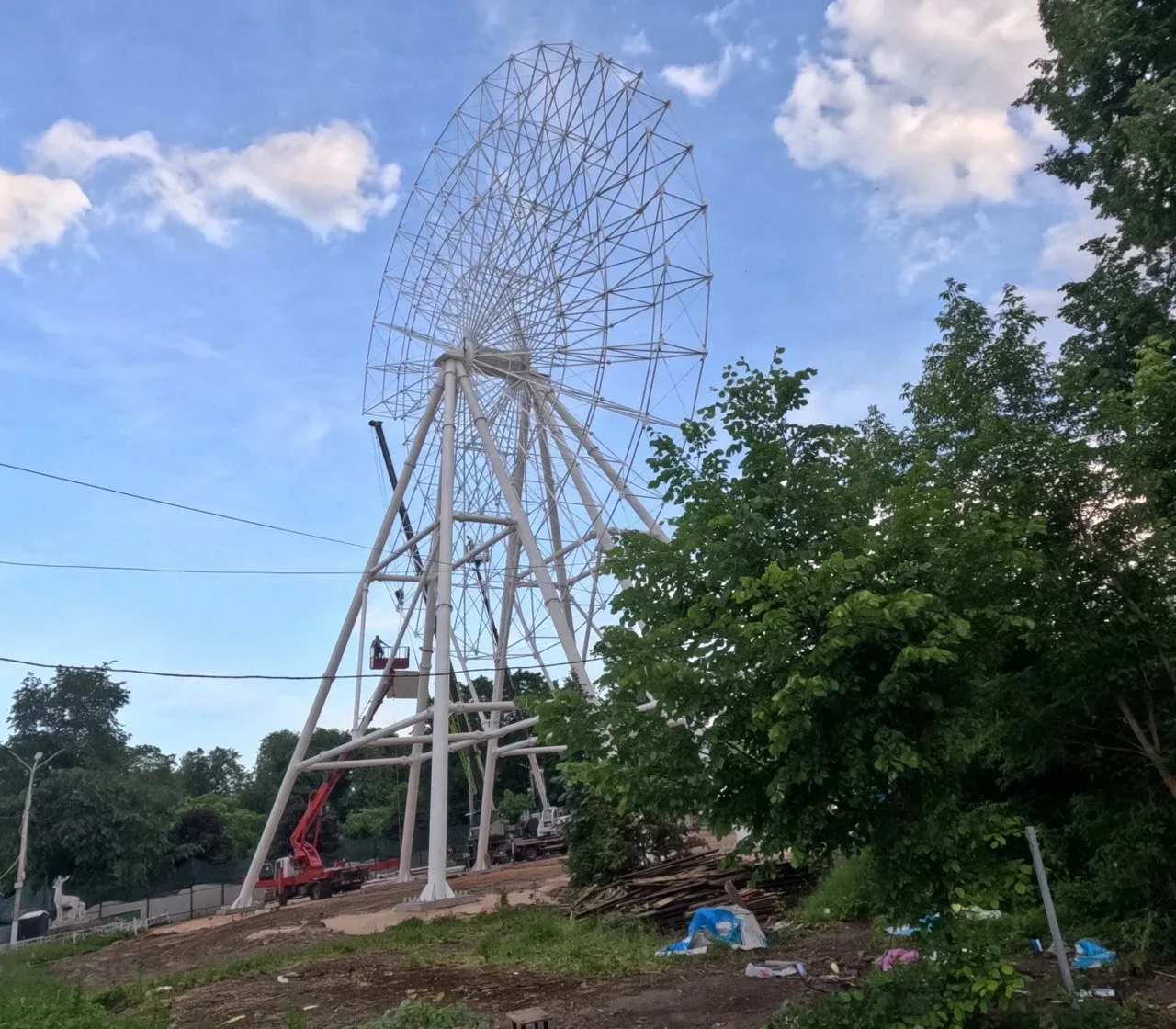 В Твери продолжается установка колеса обозрения