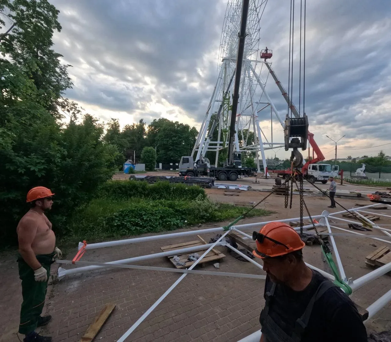 В Твери продолжается установка колеса обозрения