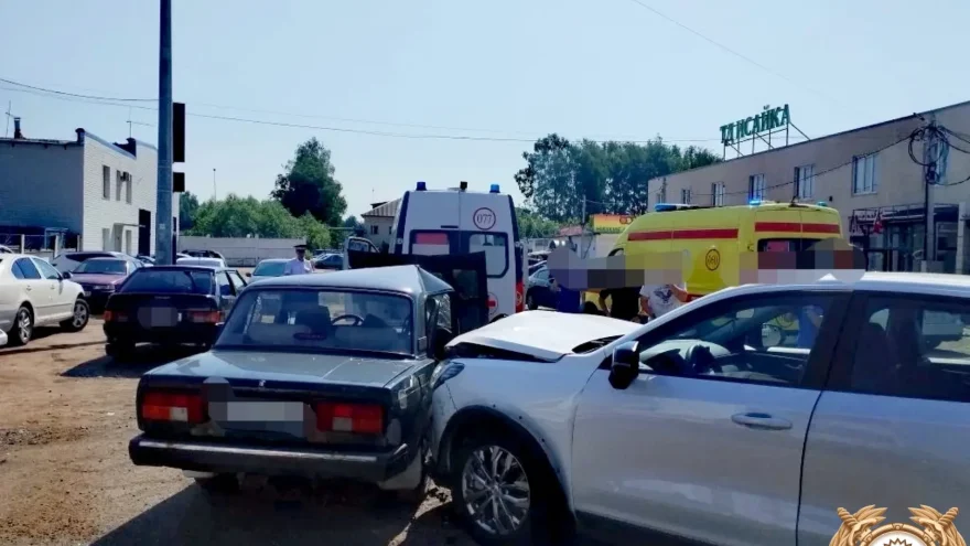 В Твери столкнулись "Хавал" и ВАЗ: пострадали два человека