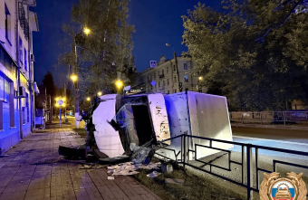В Твери «Газель» опрокинулась после наезда на препятствие В Твери «Газель» опрокинулась после наезда на препятствие