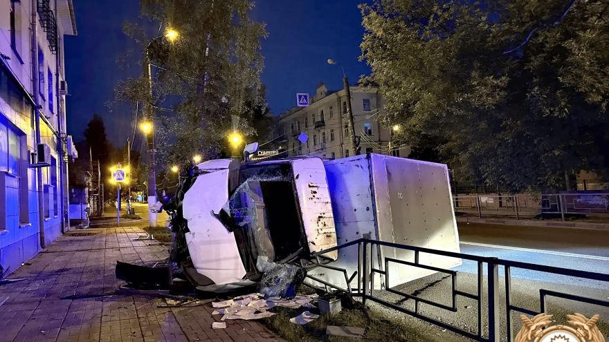 В Твери «Газель» опрокинулась после наезда на препятствие