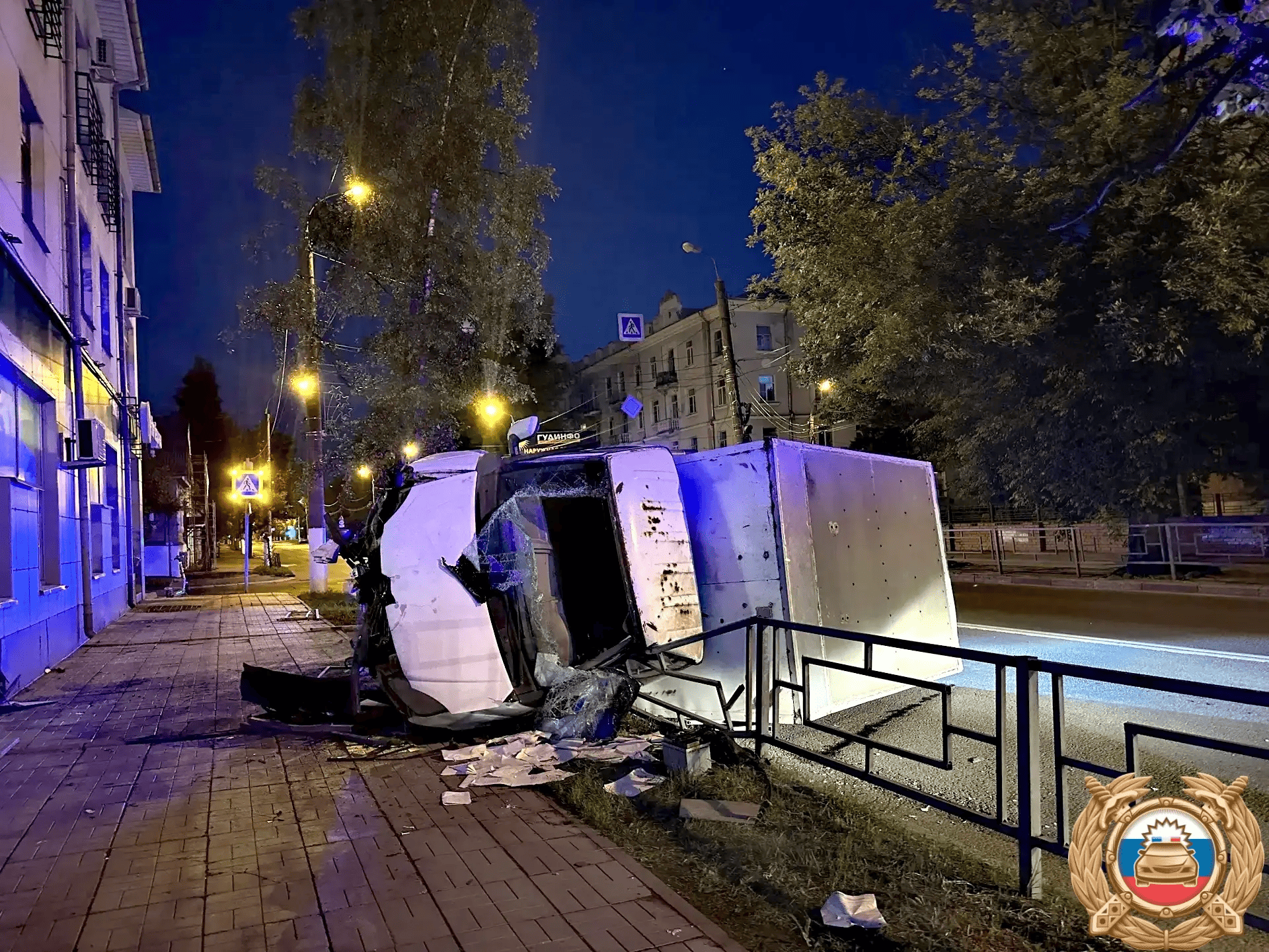 В Твери «Газель» опрокинулась после наезда на препятствие