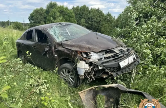 В Тверской области иномарка съехала в кювет и врезалась в дерево кювет