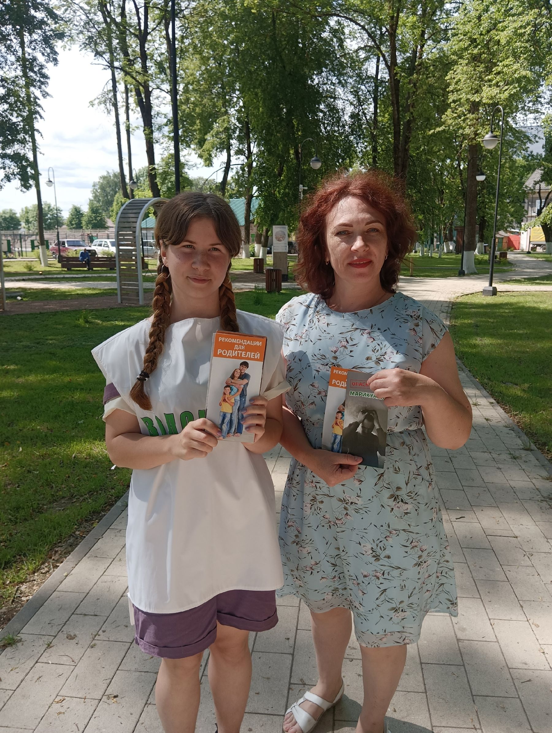 Торопецкие волонтеры раздают на улицах антинаркотические буклеты