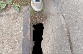 Жители Тверской области сообщили об опасной для детей яме яме
