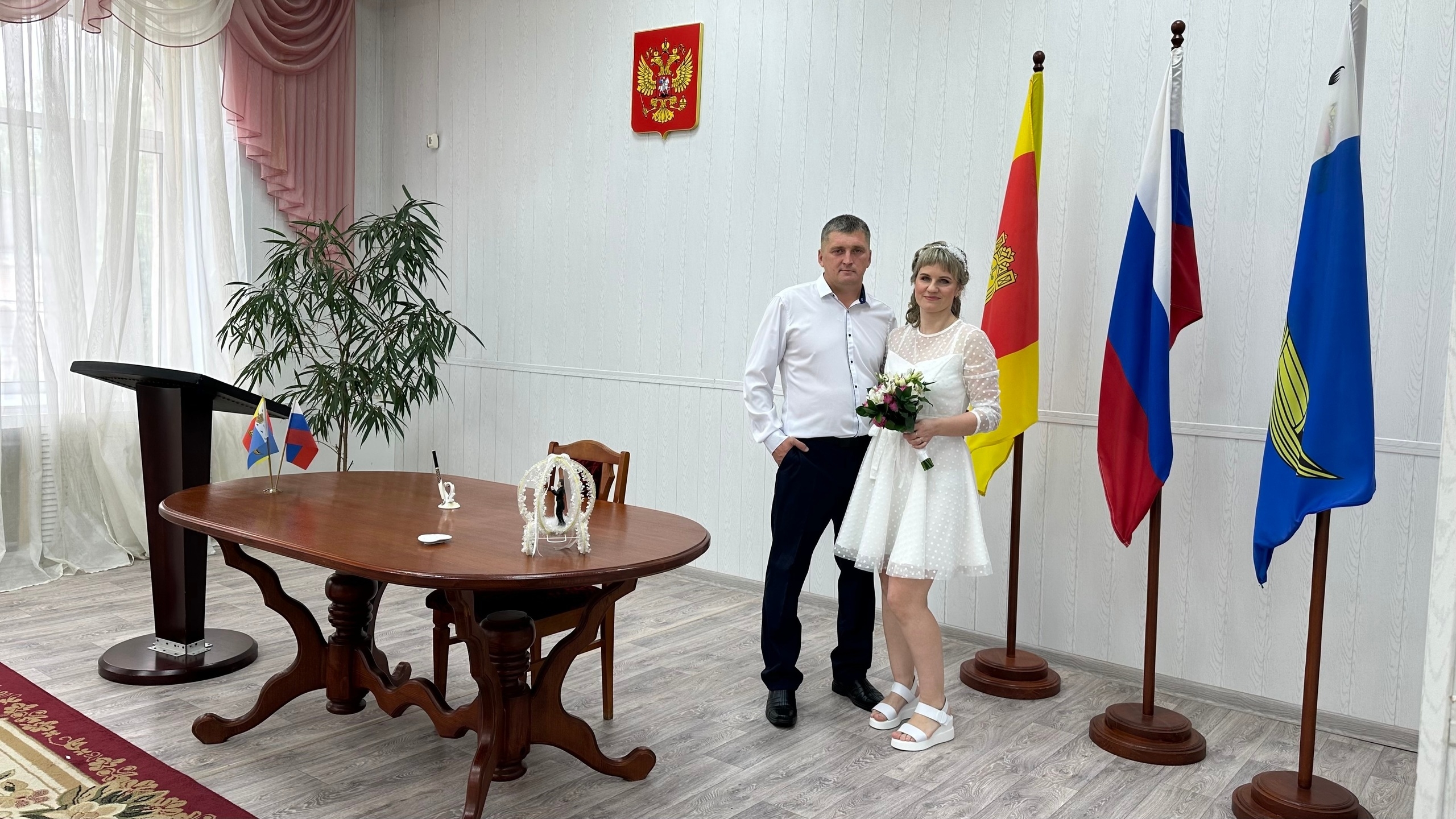 Молодоженам из Вышнего Волочка вручили памятный подарок