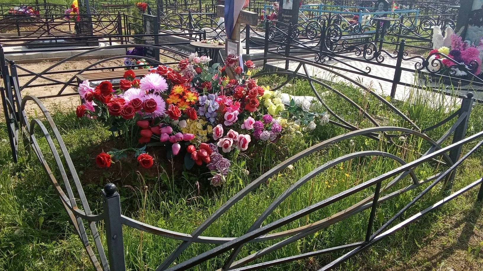 В Тверской области молодежь привела в порядок могилу участника СВО
