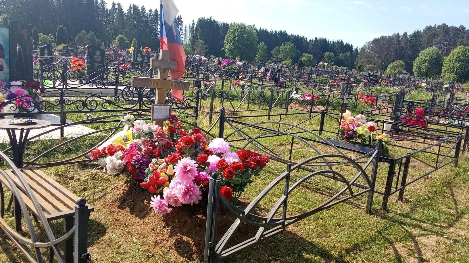 В Тверской области молодежь привела в порядок могилу участника СВО