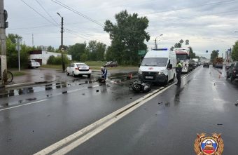 В Твери столкнулись легковой автомобиль и скутер Твери