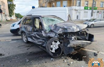 На проспекте Калинина произошло серьезное ДТП: оба водителя госпитализированы