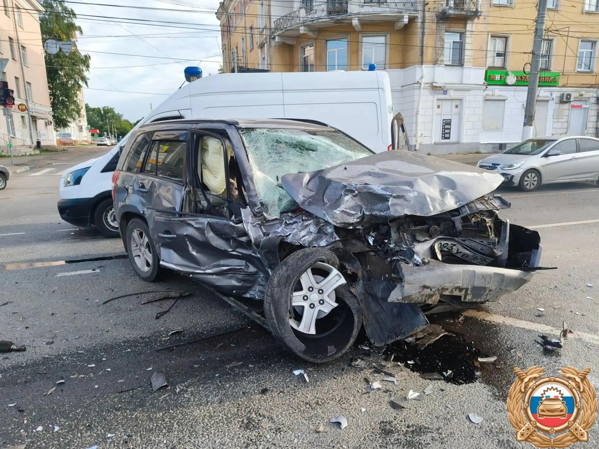 На проспекте Калинина произошло серьезное ДТП: оба водителя госпитализированы