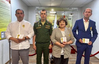 Представителей Калининского округа наградили за помощь фронту помощь