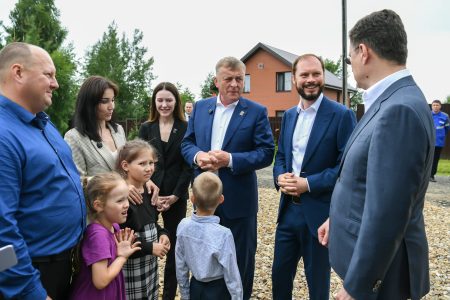 Виталий Королев и Александр Новак стали гостями многодетной семьи, в дом которой провели газ многодетной