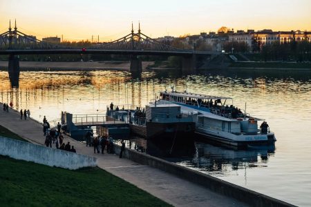 Глава Тверской области Виталий Королев поздравил работников морского и речного флота Королев