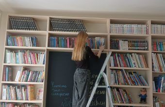 В Торопце подростки создавали уют и порядок в библиотеке библиотеке