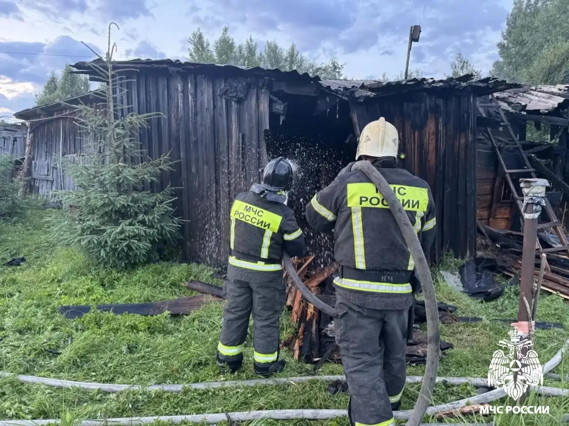 Пожарные предотвратили взрыв сарая в Тверской области