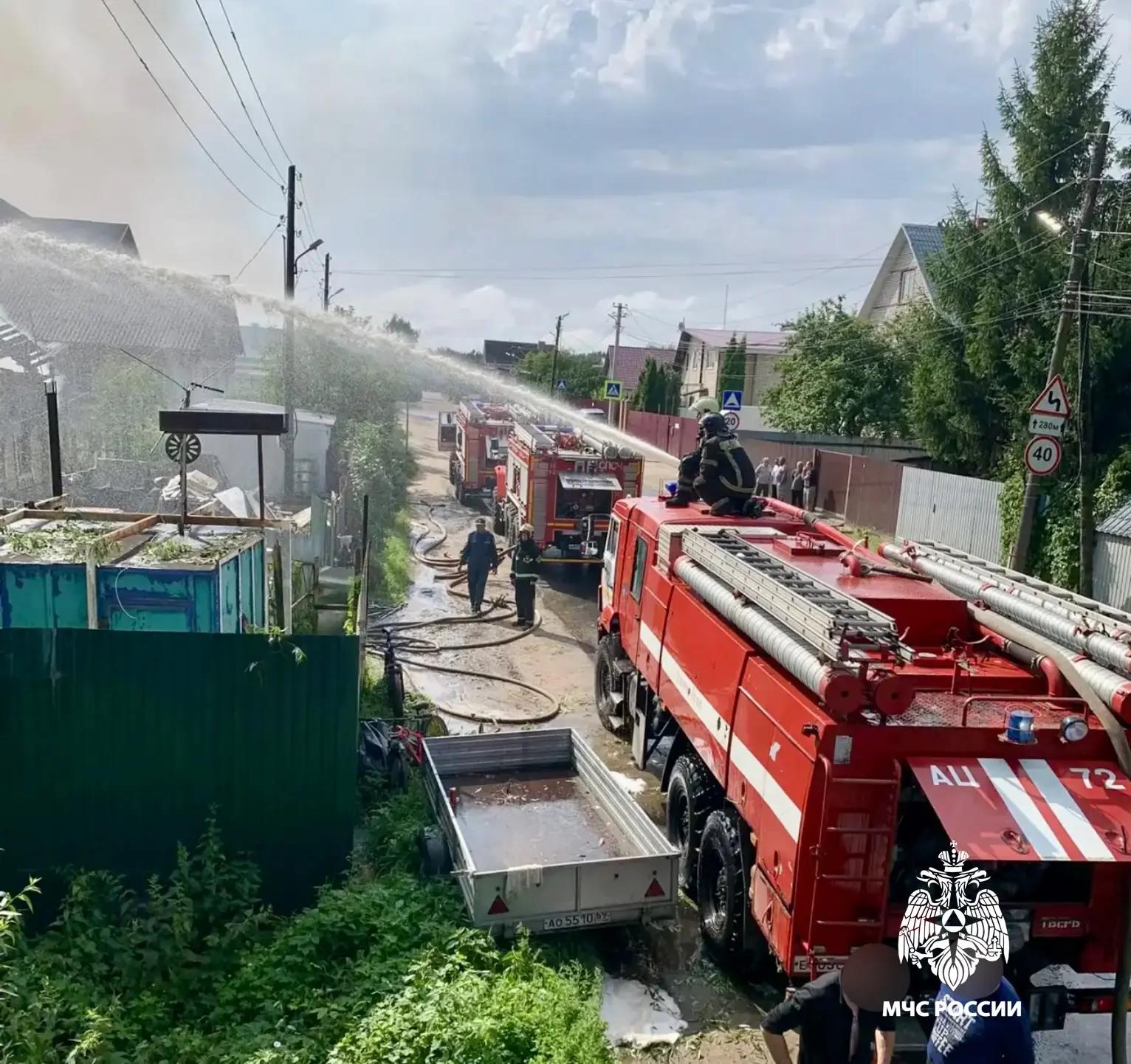 В Твери пожарные спасли дома от огня