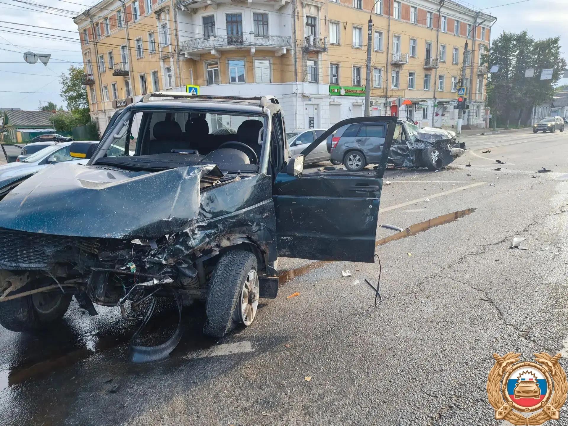 На проспекте Калинина произошло серьезное ДТП: оба водителя госпитализированы