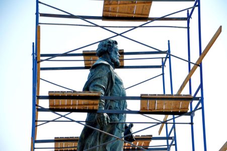 В Твери реставрируют памятник Афанасию Никитину Афанасию